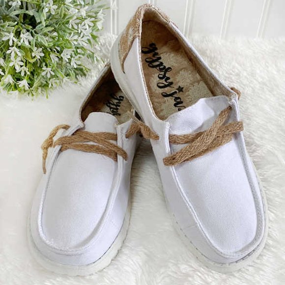 New CHICA White Slip On Sneakers by Gypsy Jazz - Picture 1 of 4